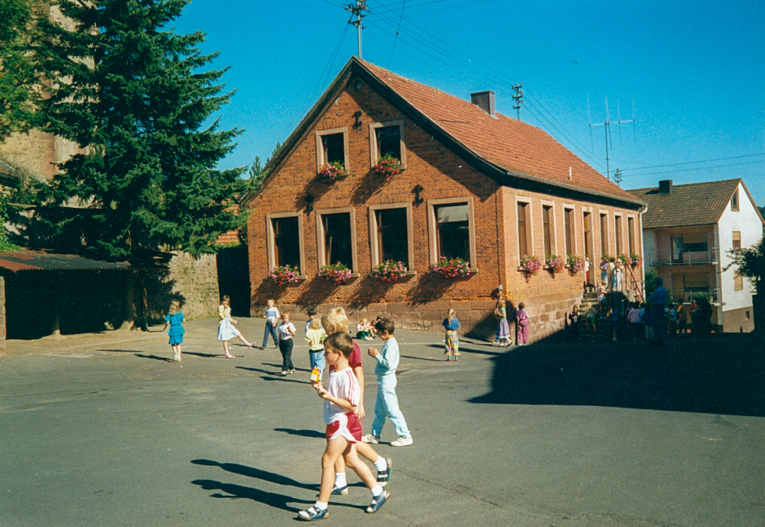 Der Schulhof im Juli 1990