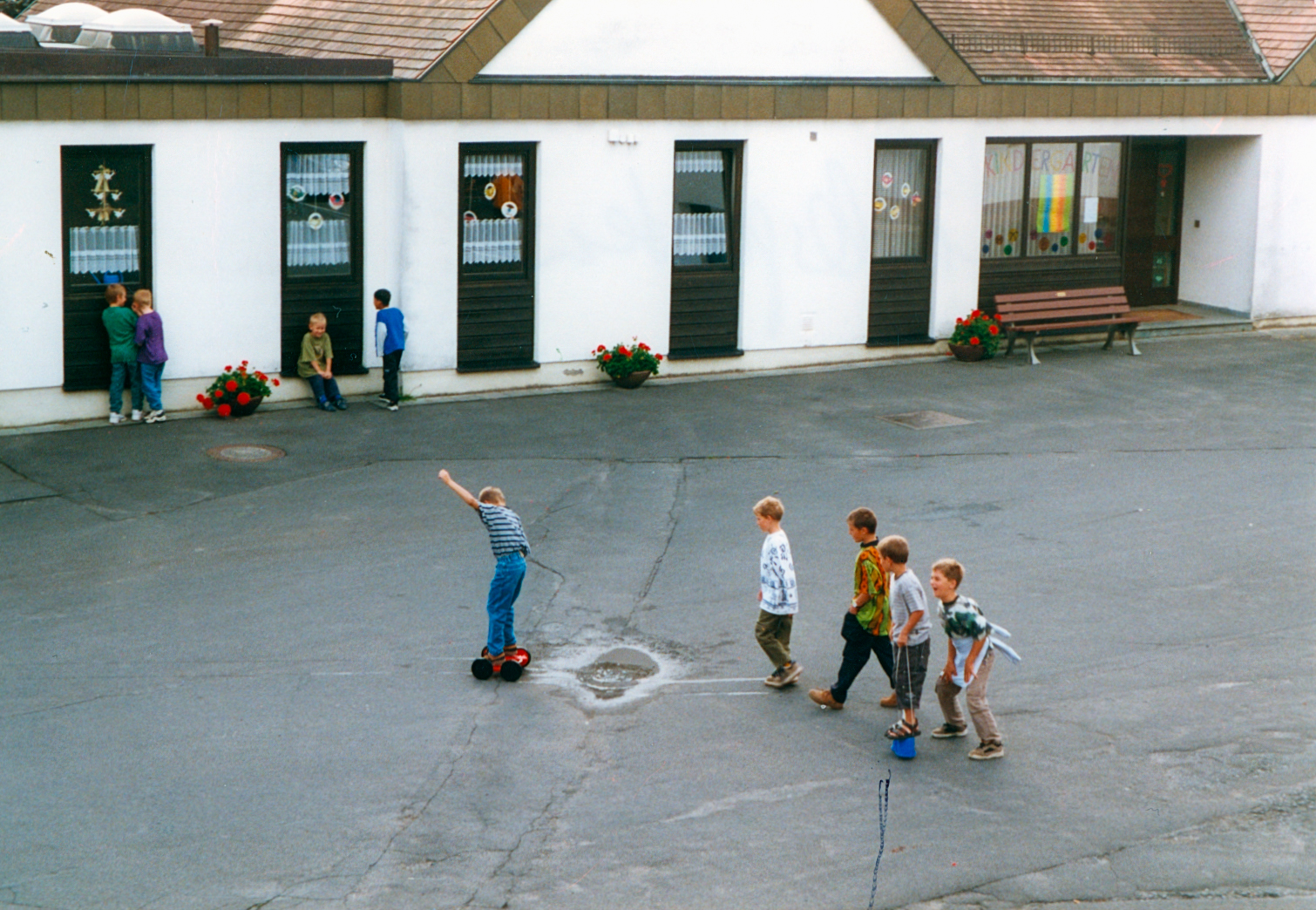Der Schulhof im Jahr 2000