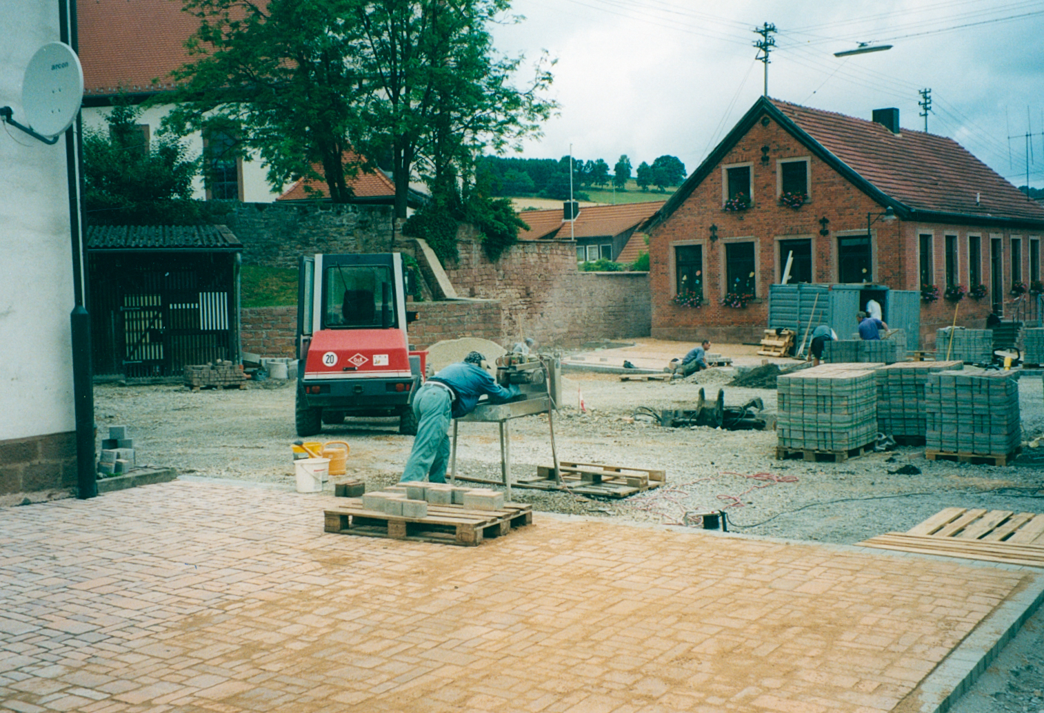 Pflasterarbeiten im Juli 2003