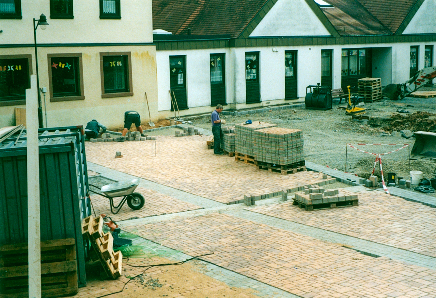 Pflasterarbeiten im Juli 2003