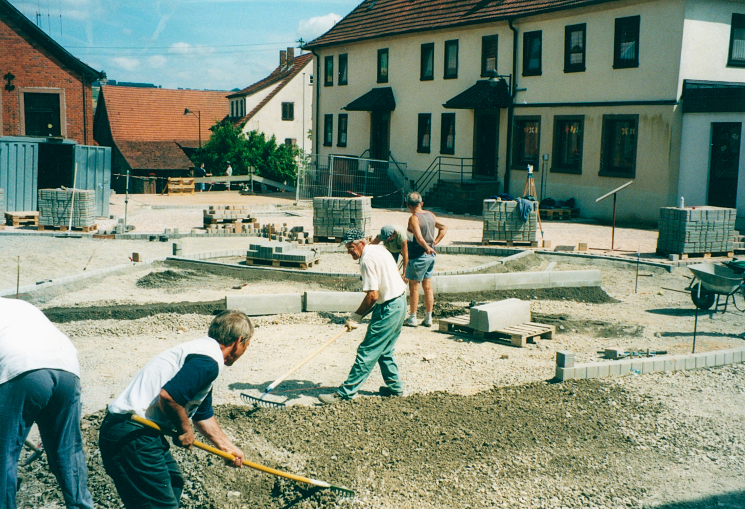 Pflasterarbeiten im Juli 2003