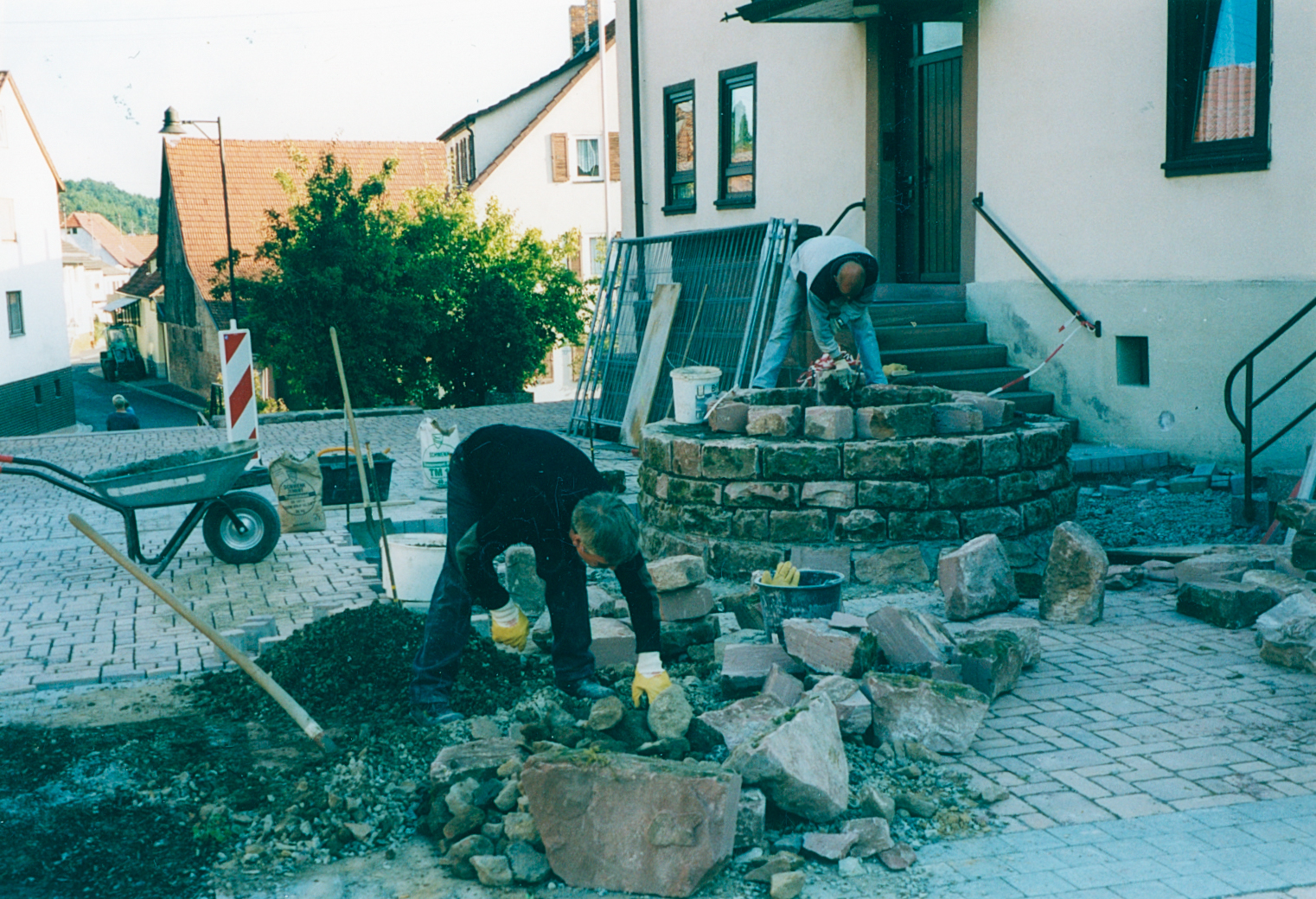 Pflasterarbeiten im Juli 2003