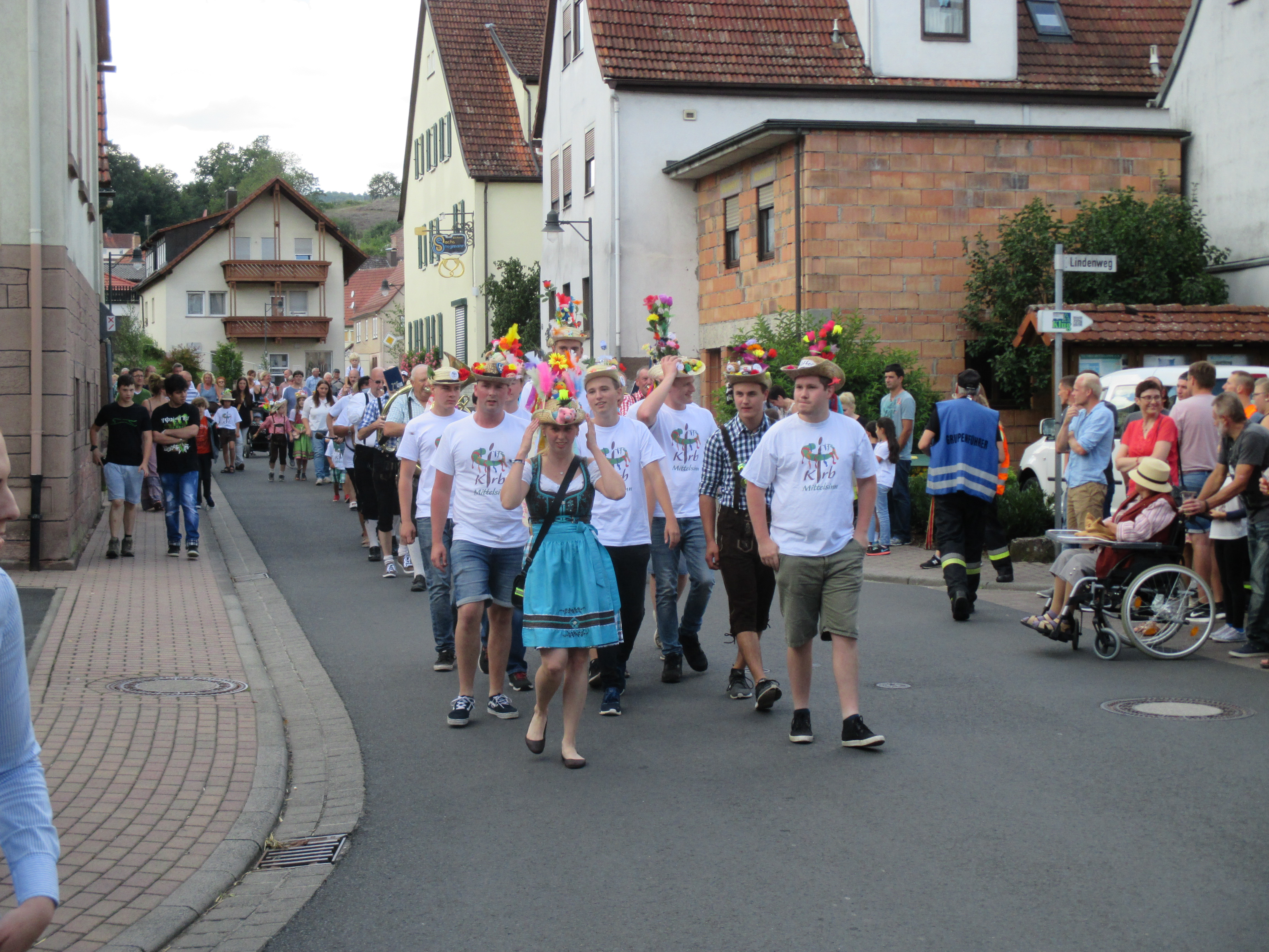 Kirbsonntag, Tanz um die Linde