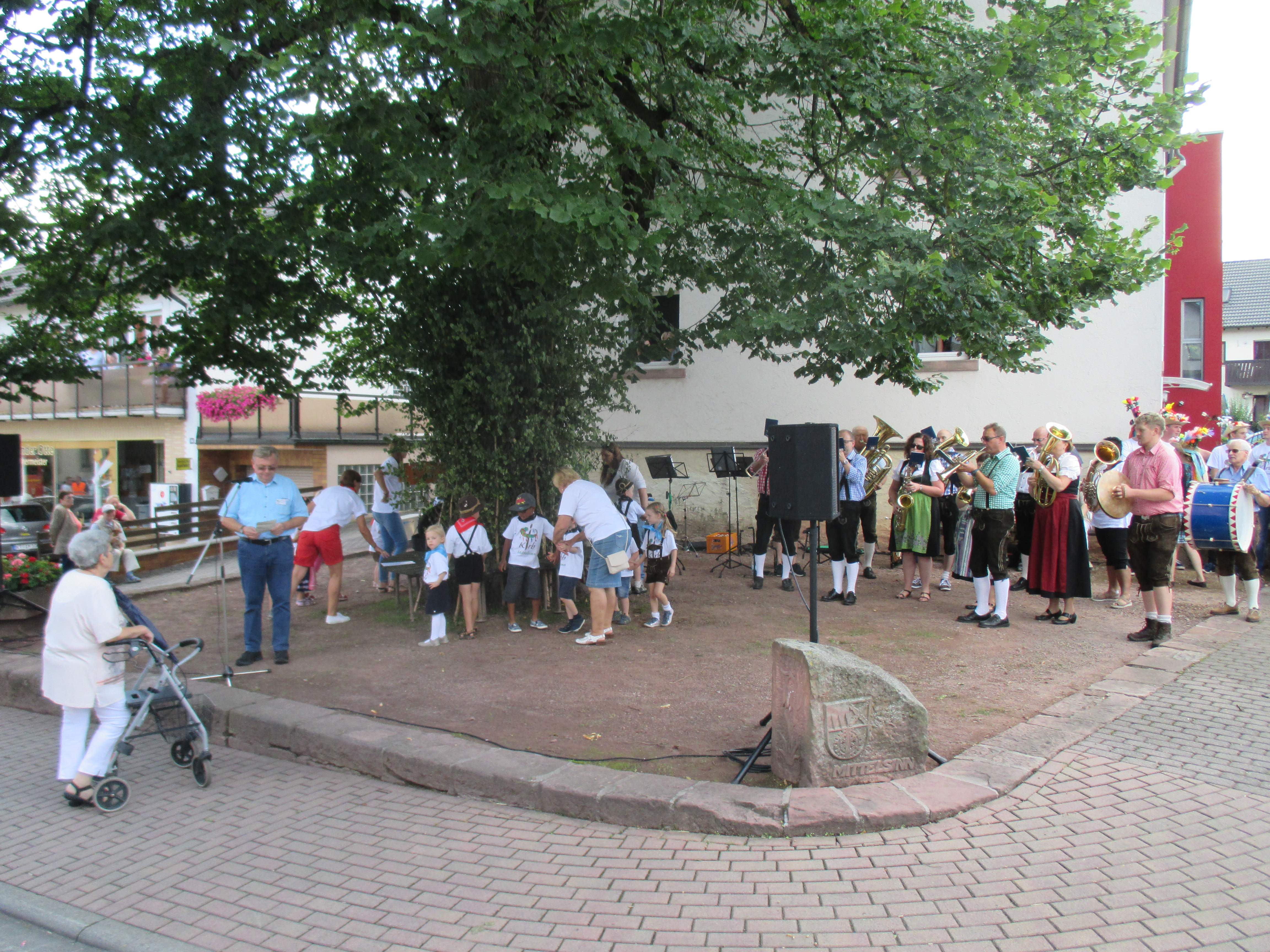 Kirbsonntag, Tanz um die Linde