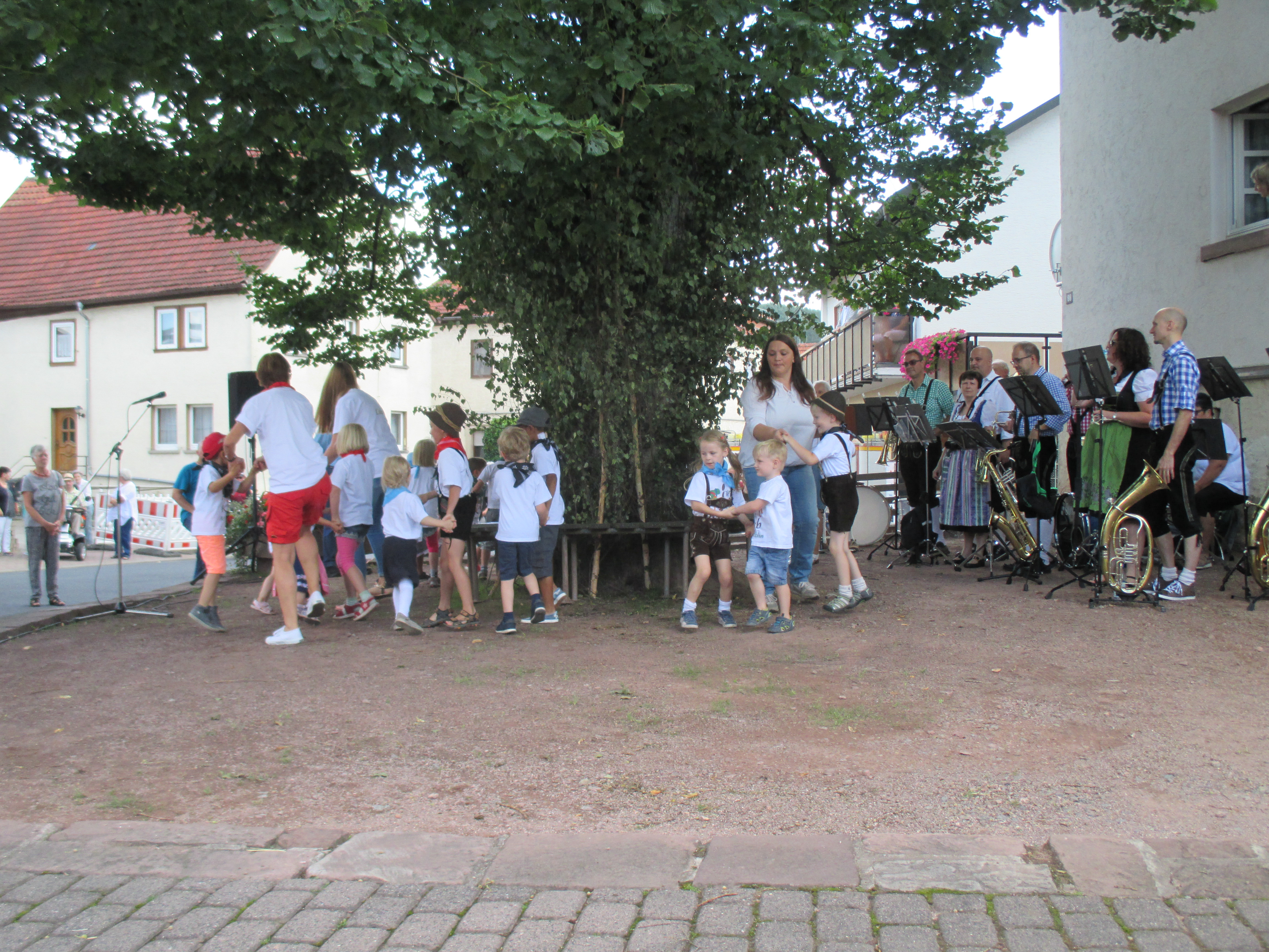 Kirbsonntag, Tanz um die Linde