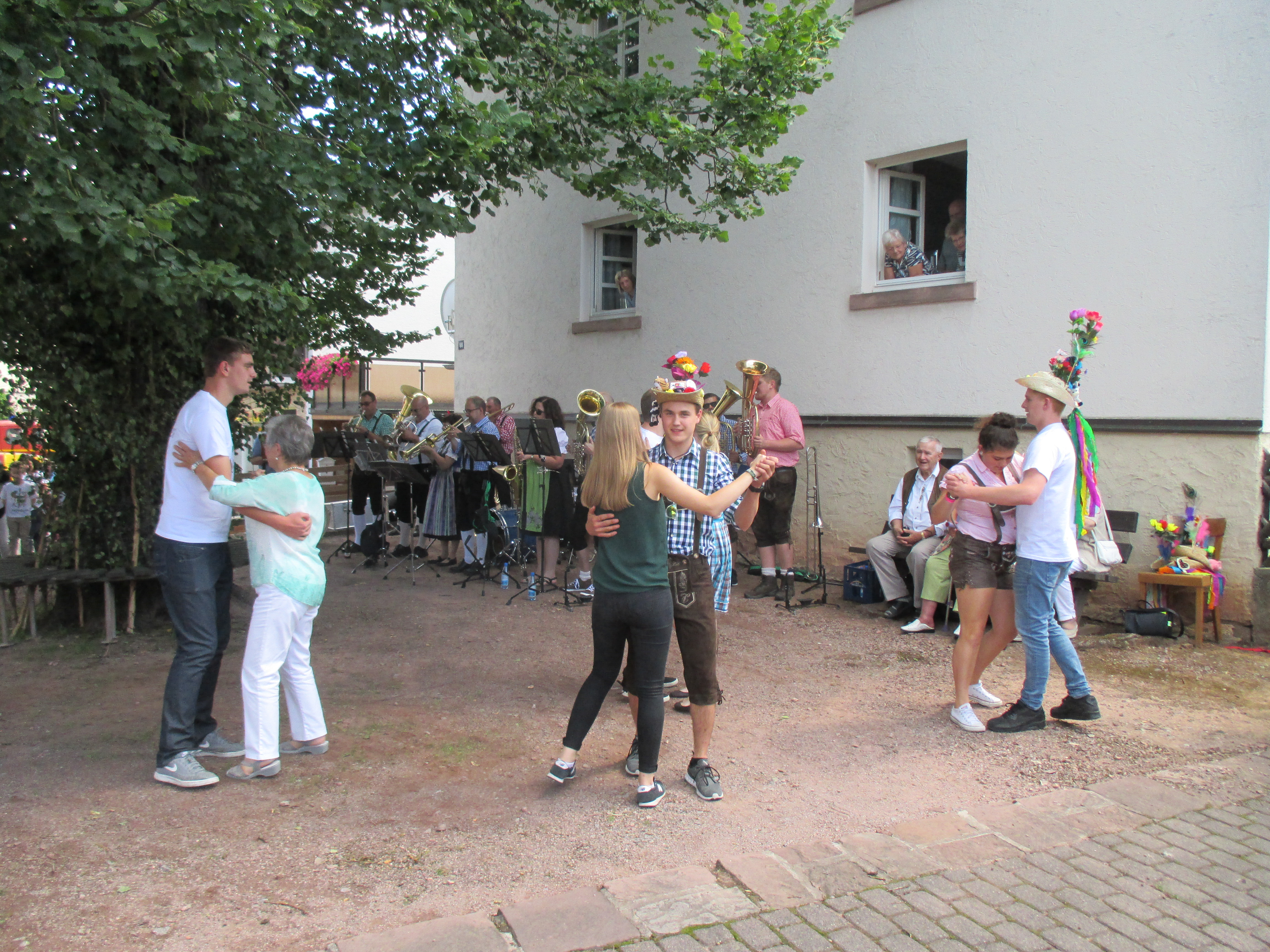 Kirbsonntag, Tanz um die Linde