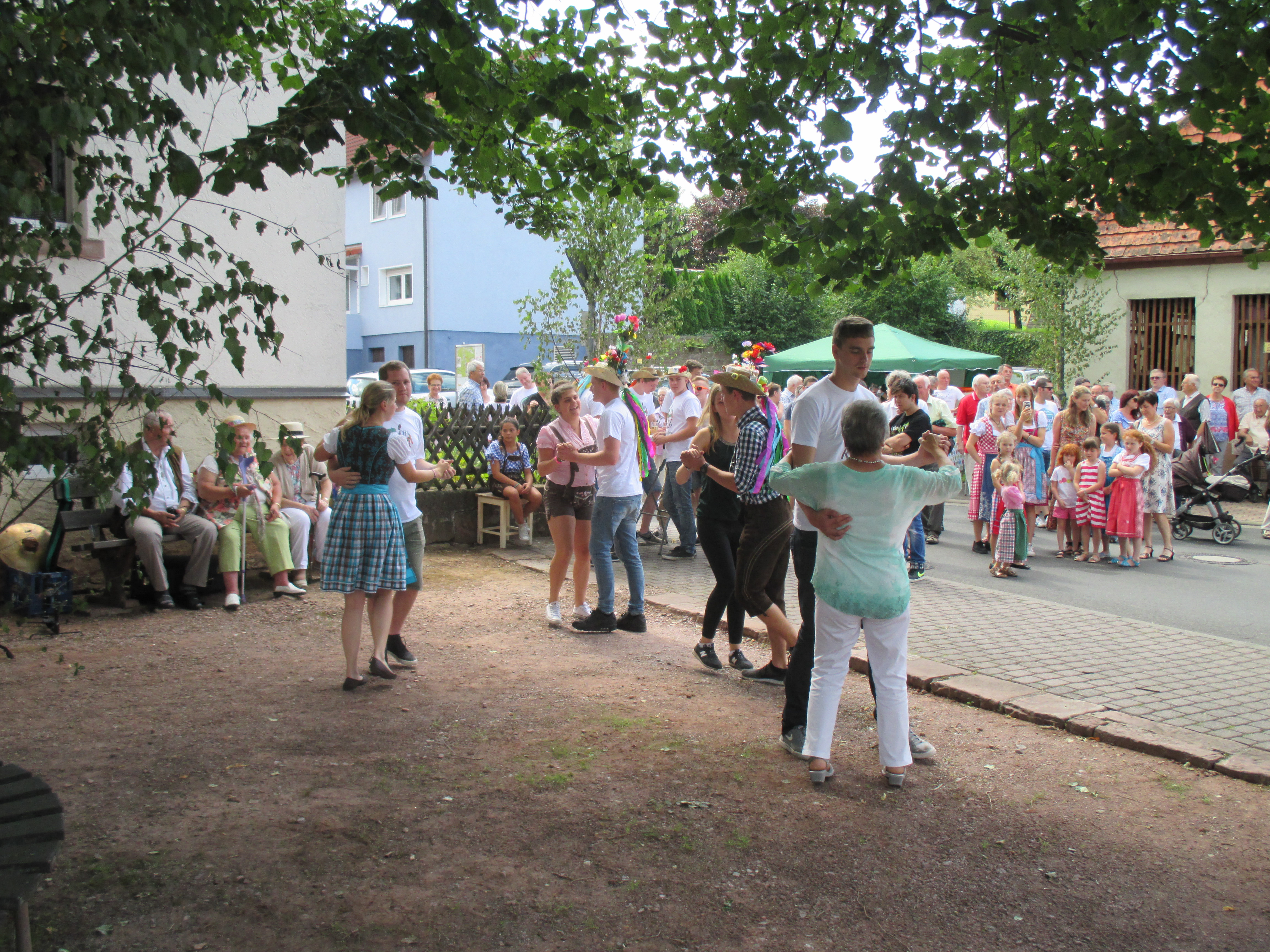 Kirbsonntag, Tanz um die Linde