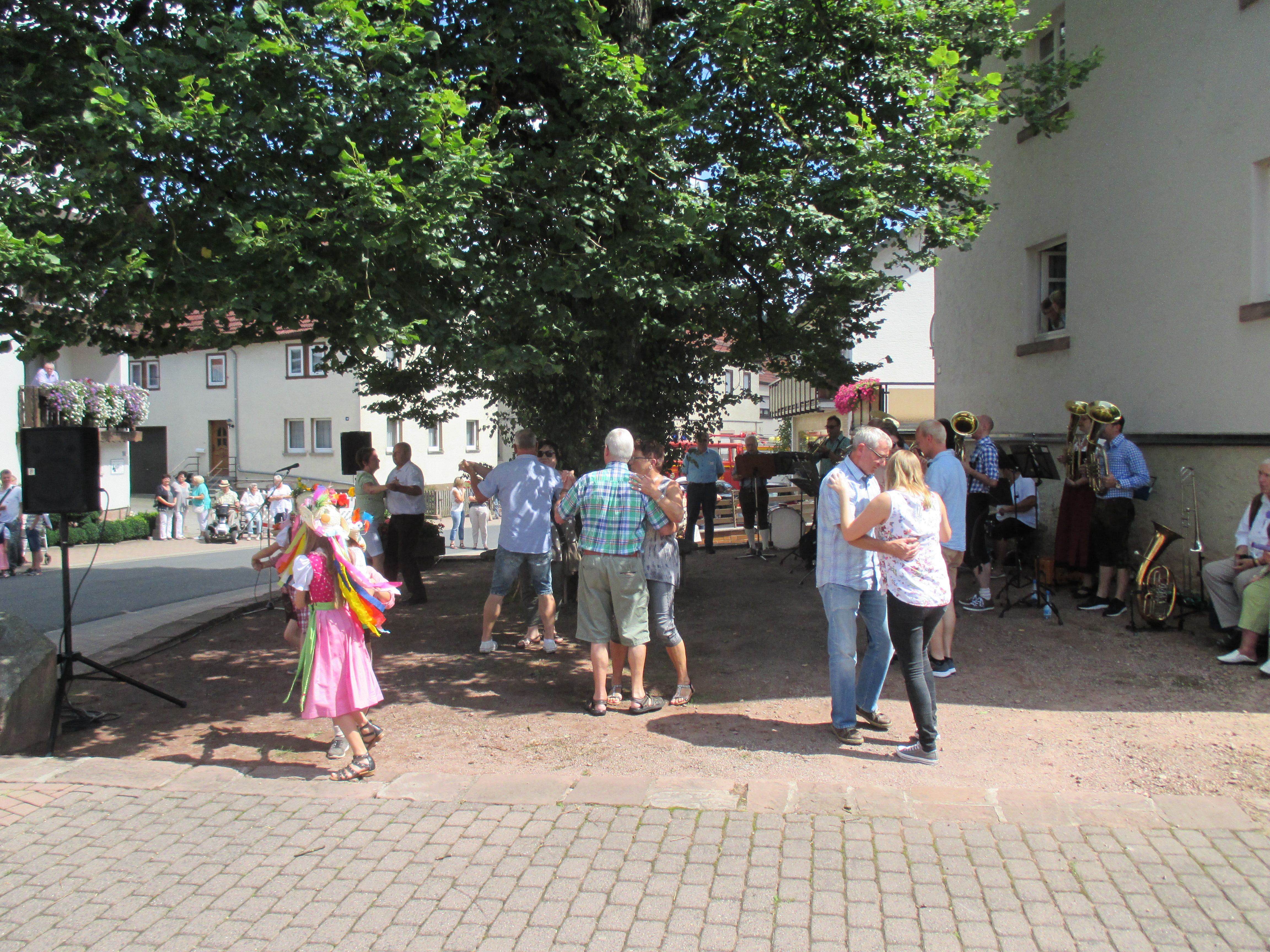 Kirbsonntag, Tanz um die Linde