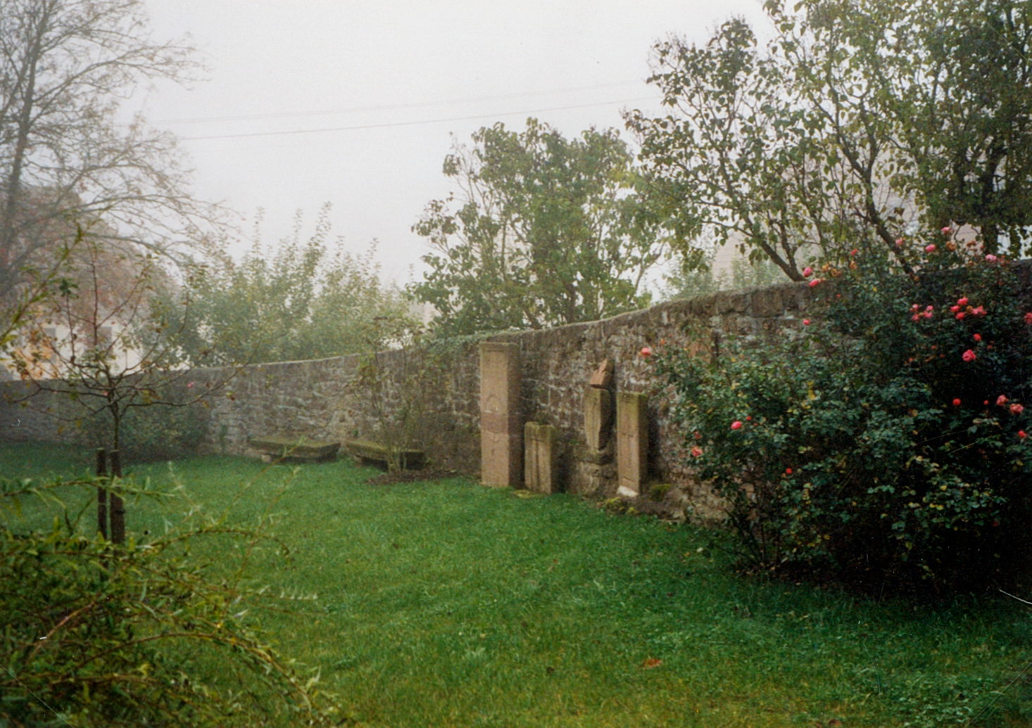 Bei den Arbeiten gefundene Grabsteine werden an die Kirchenmauer