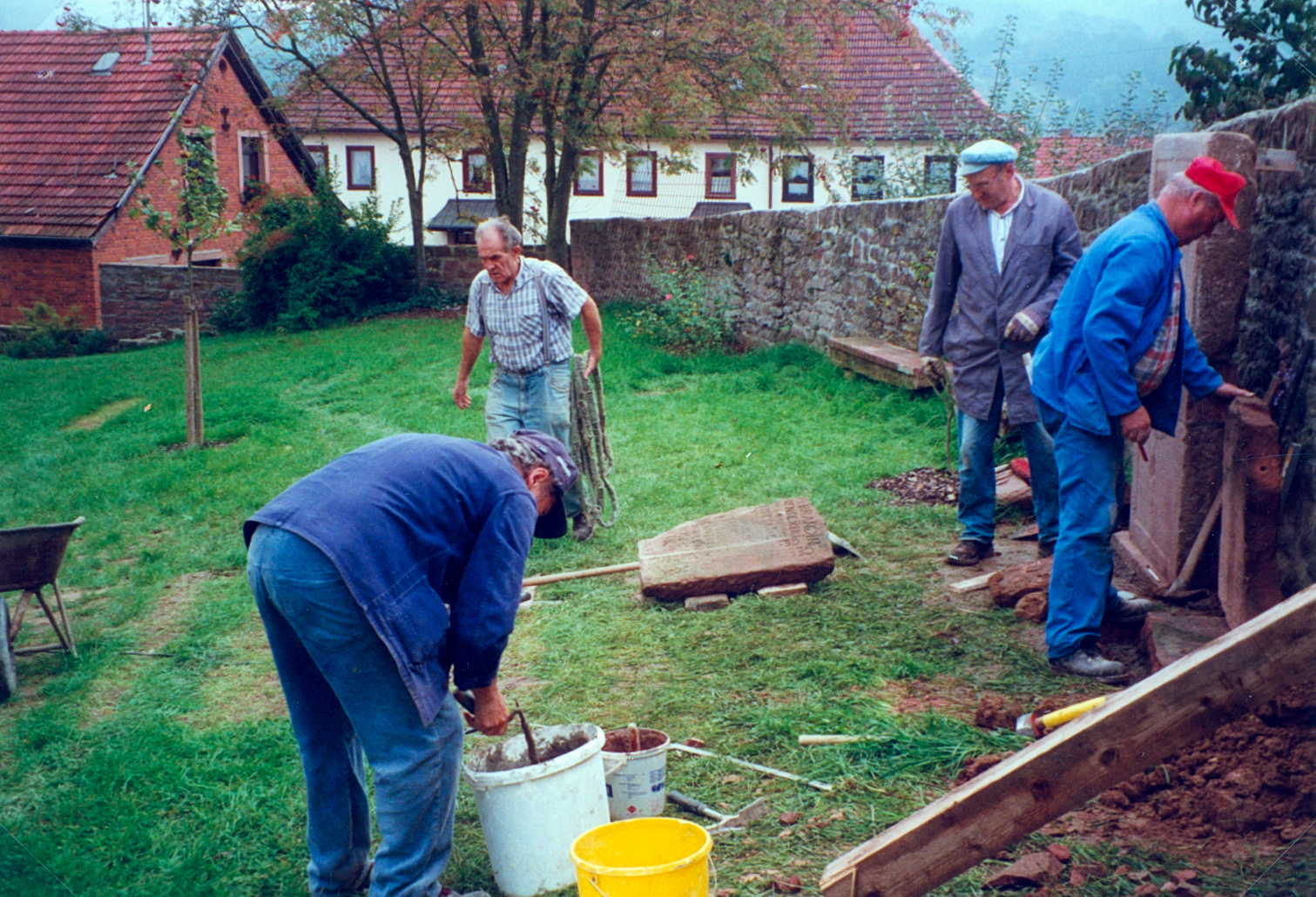 Bei den Arbeiten gefundene Grabsteine werden an die Kirchenmauer
