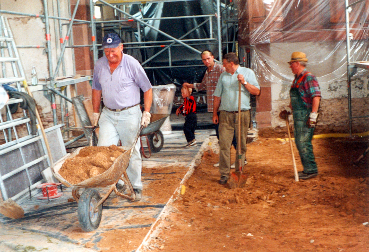 Ab dem 30.06.2000 begann der Abbruch des Bodens.