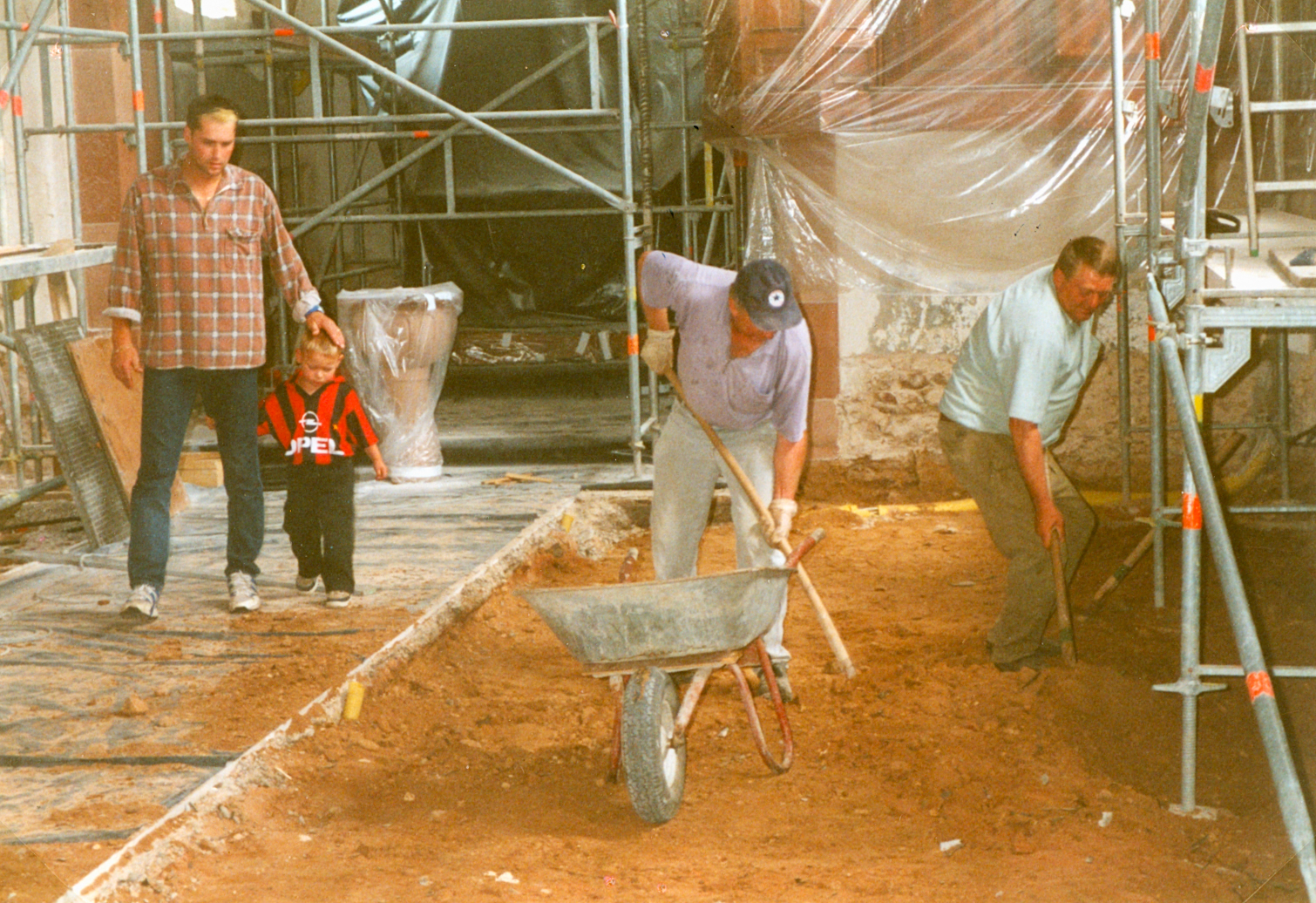 Ab dem 30.06.2000 begann der Abbruch des Bodens.