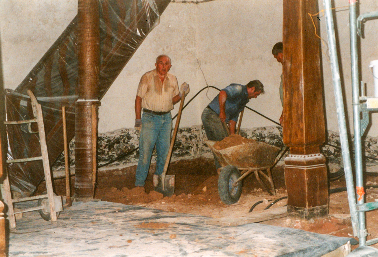 Ab dem 30.06.2000 begann der Abbruch des Bodens.