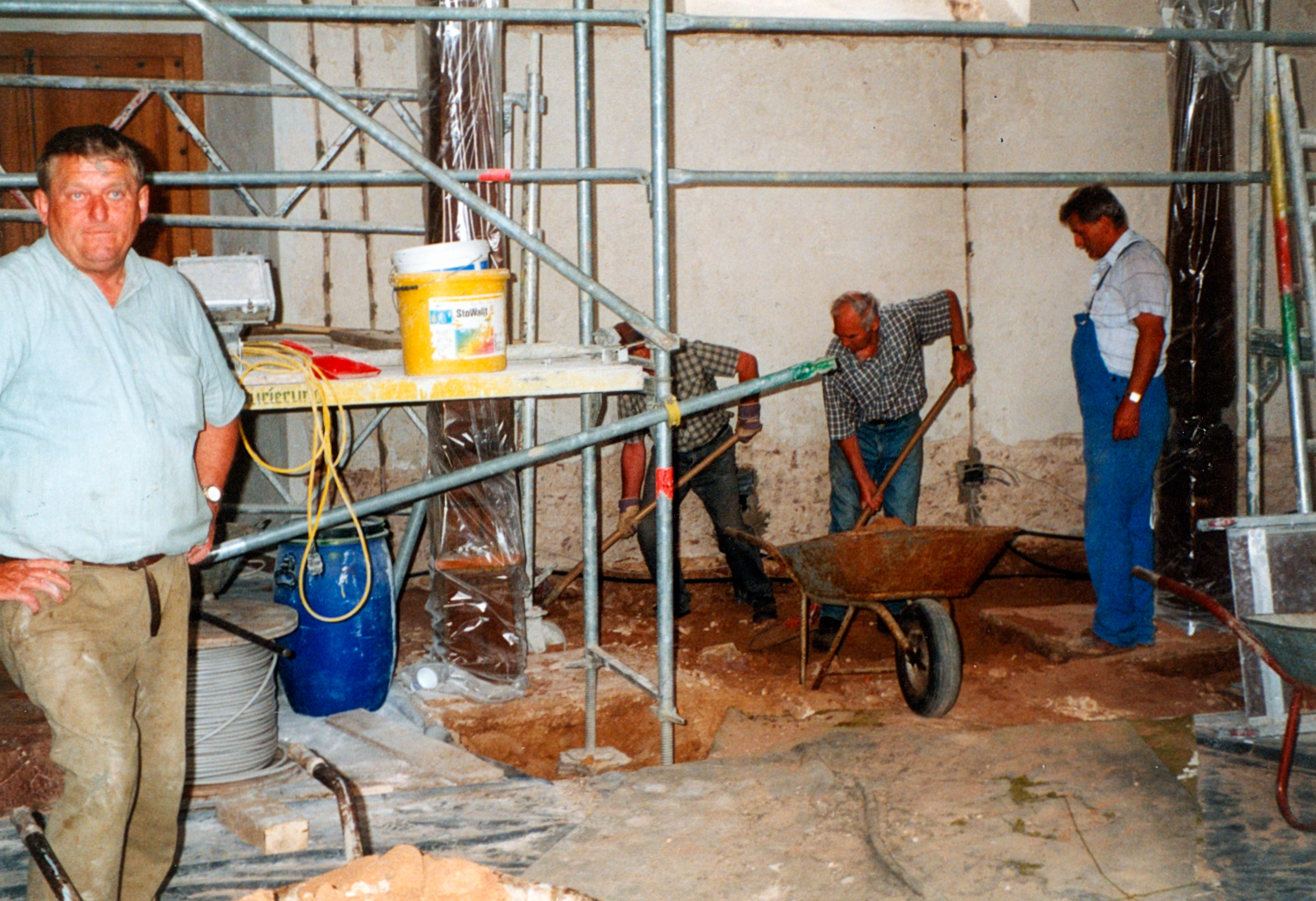 Ab dem 30.06.2000 begann der Abbruch des Bodens.