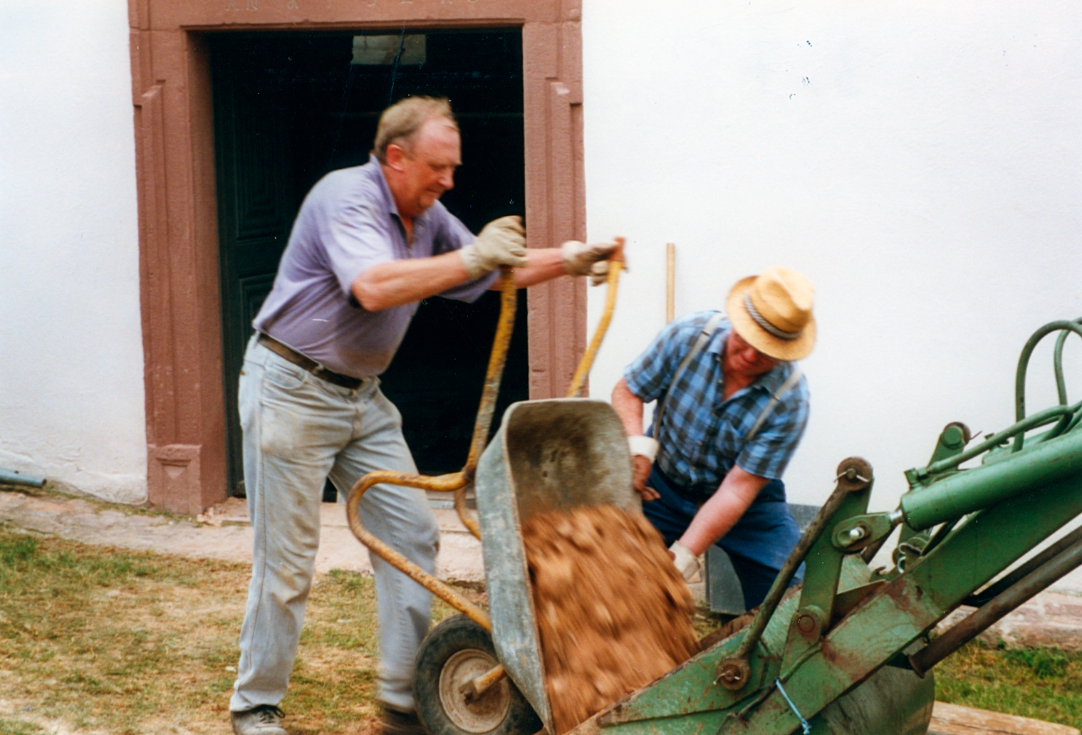 Ab dem 30.06.2000 begann der Abbruch des Bodens.