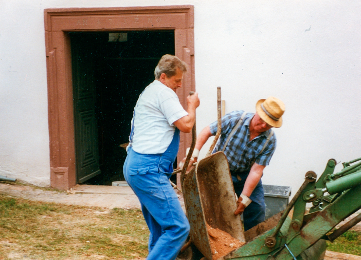 Ab dem 30.06.2000 begann der Abbruch des Bodens.