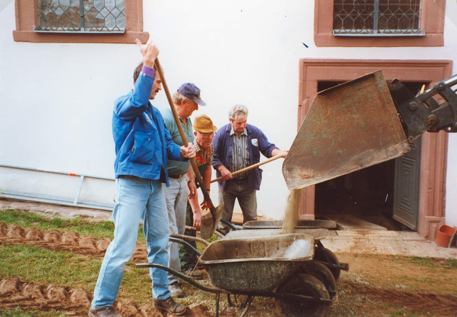 Verfüllung des Bodens am 12.07.2000