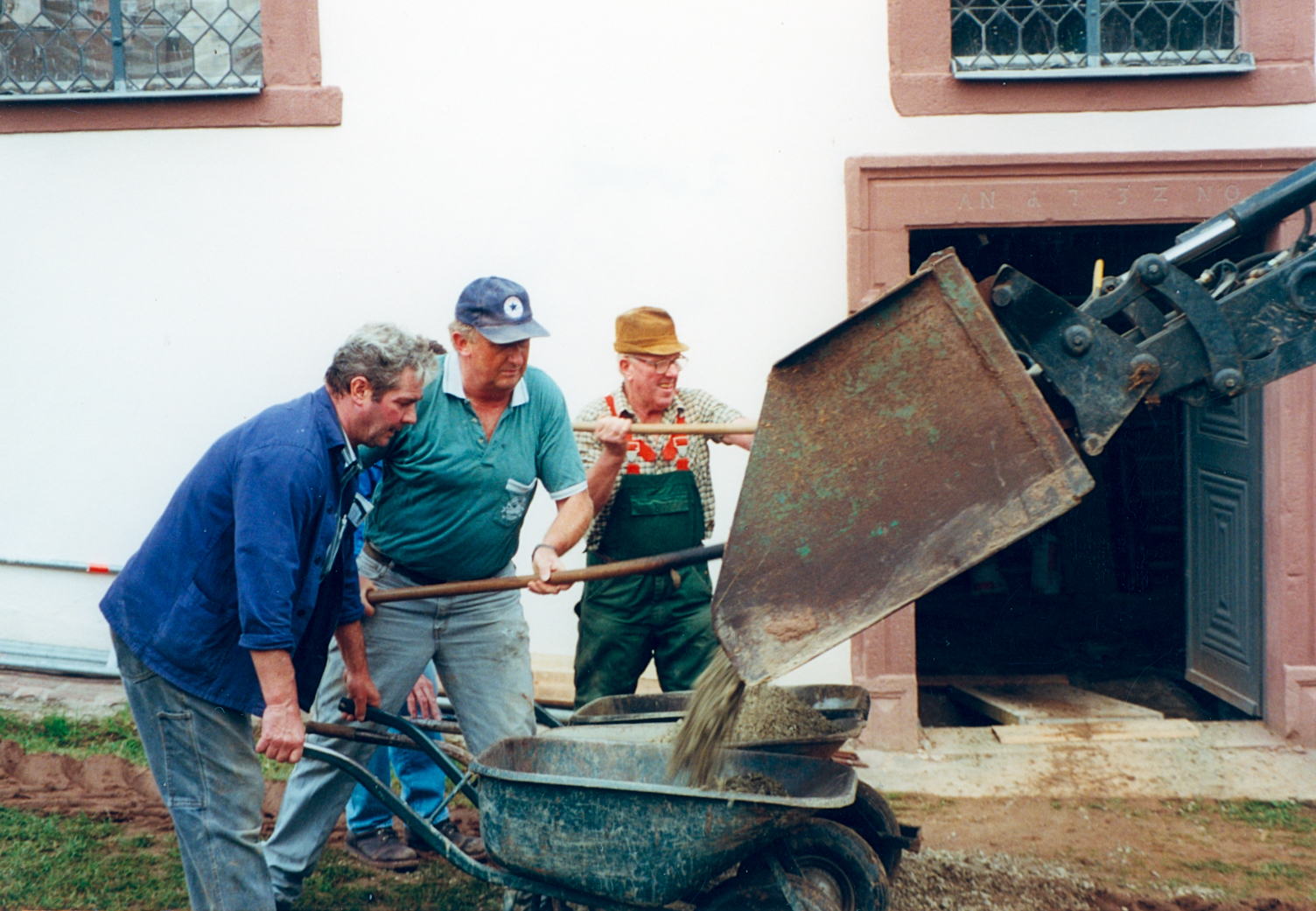 Verfüllung des Bodens am 12.07.2000