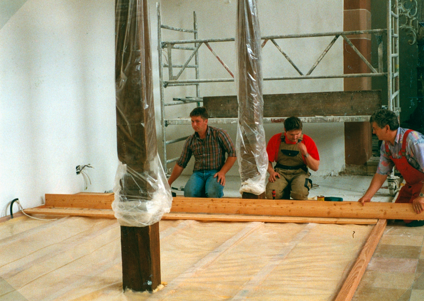 Der neue Dielenboden wird am 13.09.2000 verlegt.