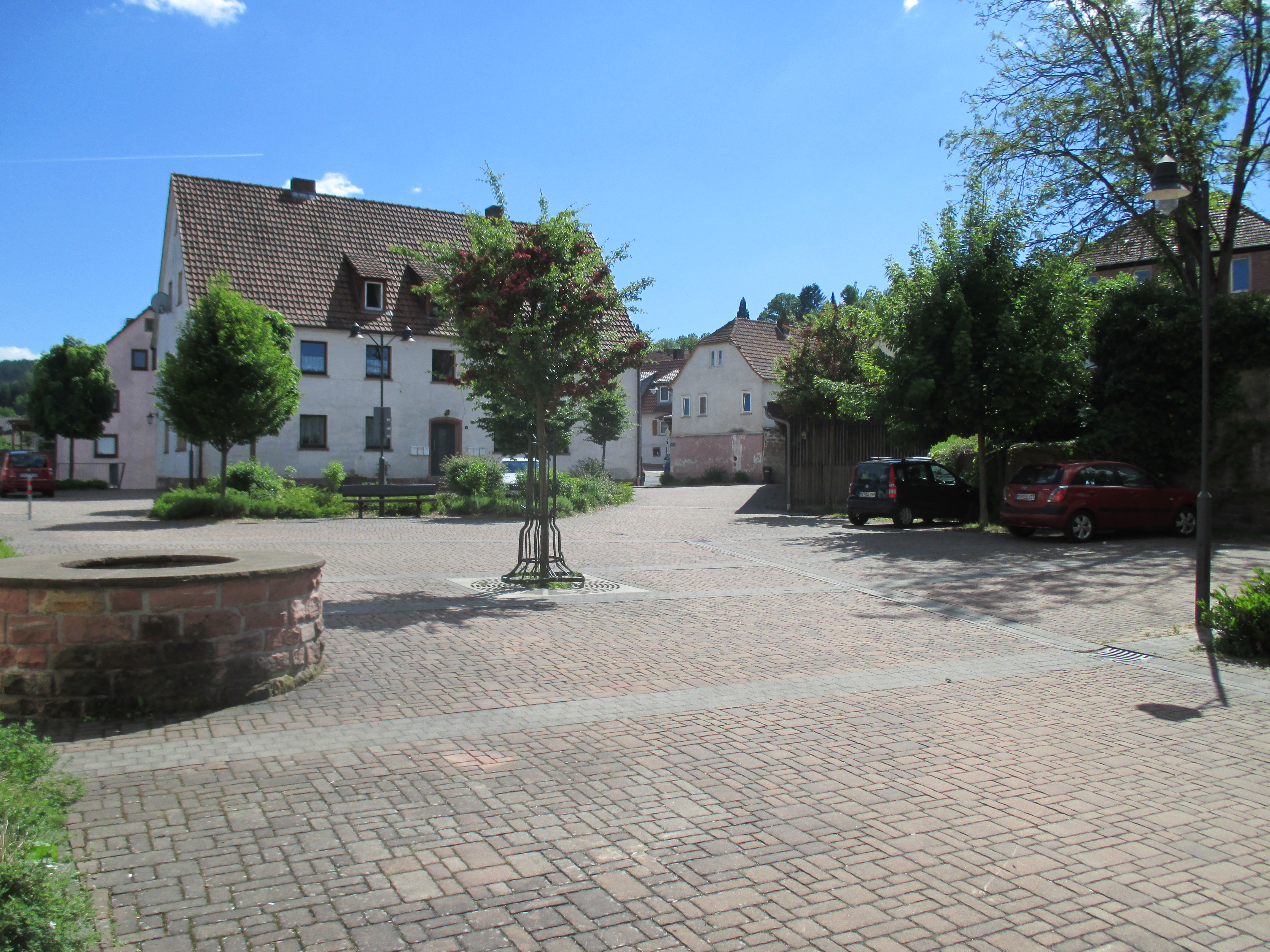 Schulhof im Mai 2017