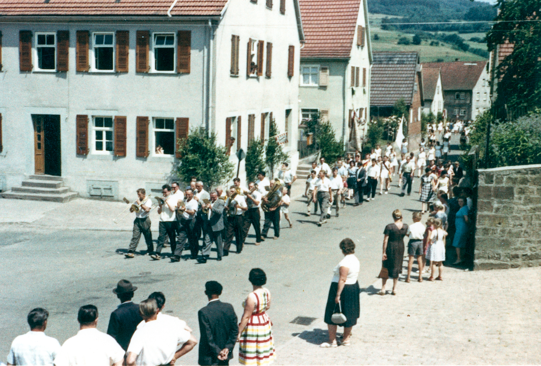 Festzug zur Einweihung der Turnhalle