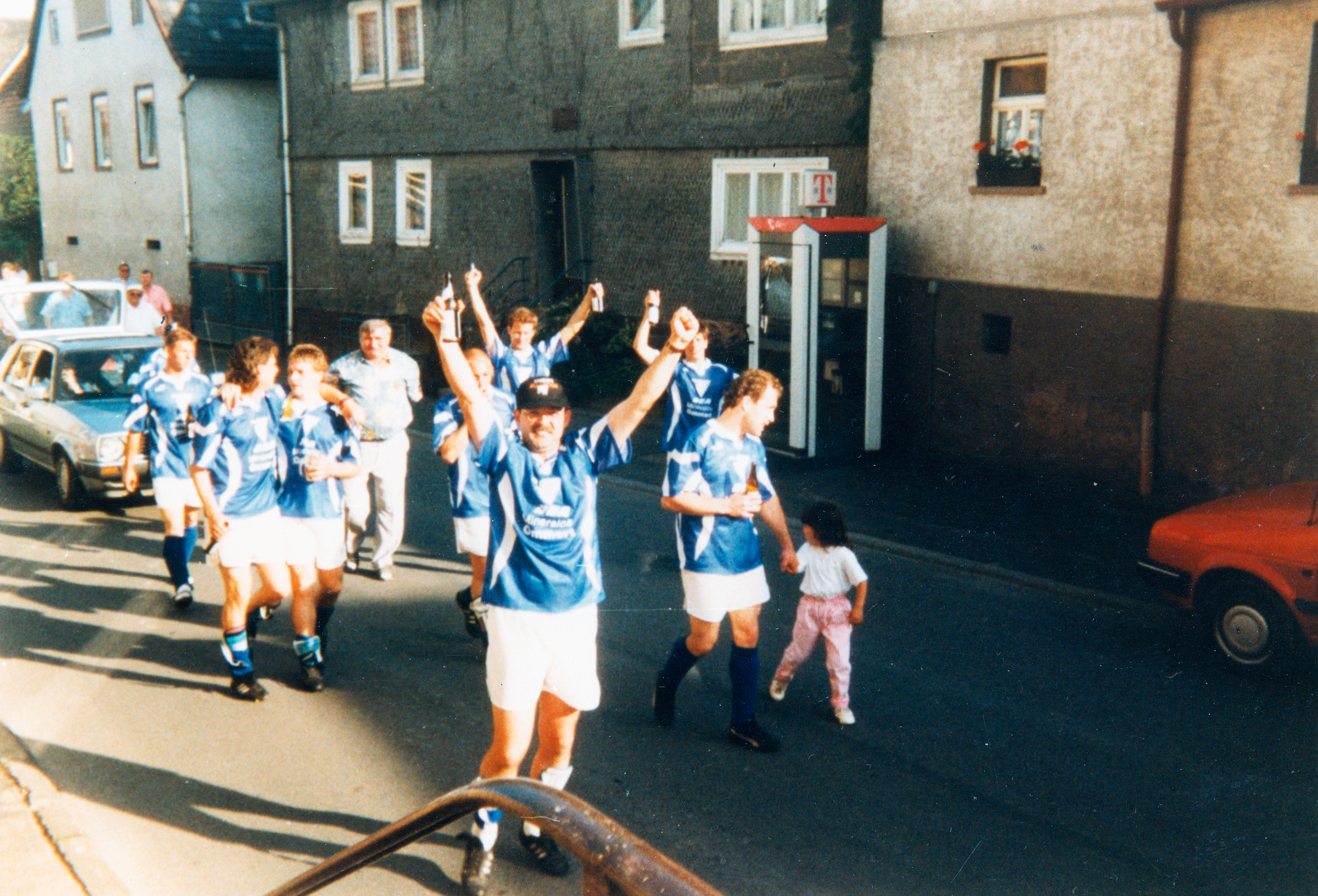 Die Fußballer des TVM feiern den Aufstieg am 28.5.1995